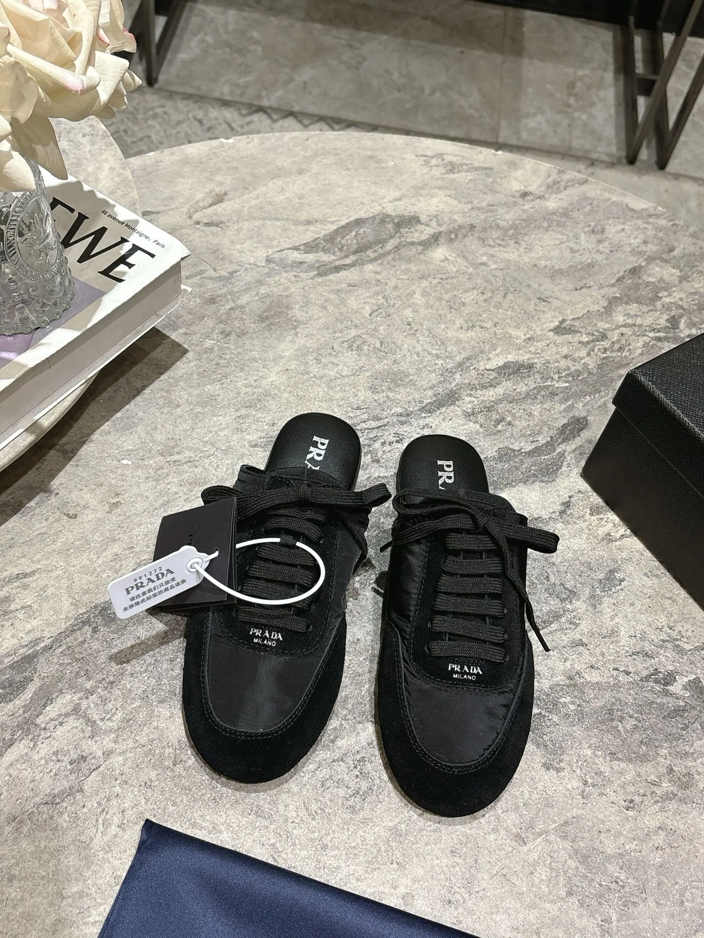 👟👟Ex-factory price 502👟👟 Prada Prada spring and summer show thin-soled moral training shoes for women. The 25ss show style item with the highest export rate. The suede upper has a texture, and the inner sheepskin is wrapped. It is soft and waxy. The insole is thickened with lambskin. It is extremely comfortable to step on, has a sense of support, and feels well wrapped. The shoe shape is full of wrapping, light, easy to wear and practical, a casual shoe, original molded rubber outsole Size: 35-39 (40 41 customized, non-refundable)